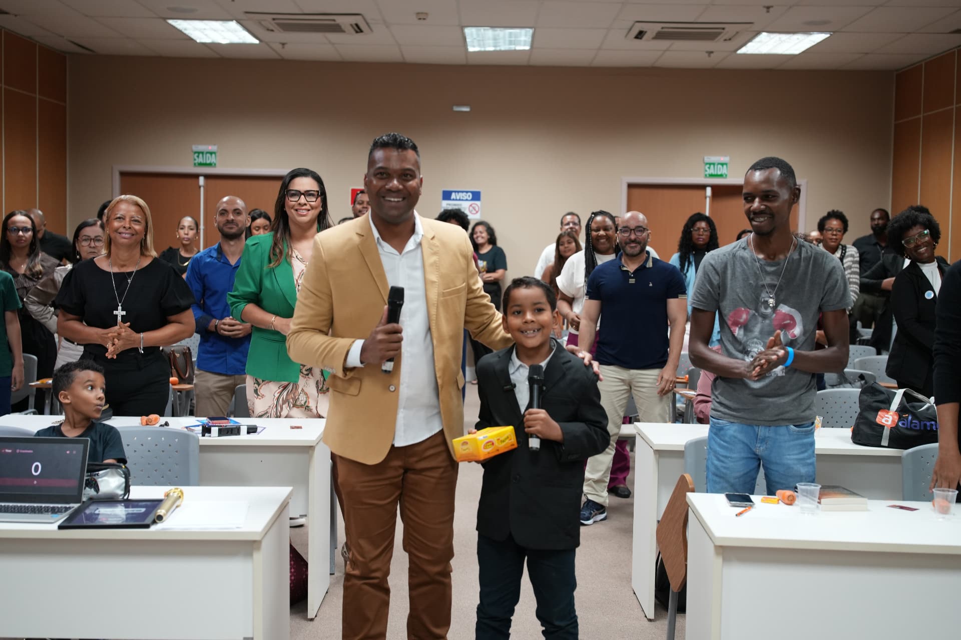 Cleidison Bomfim interagindo com a turma durante treinamento