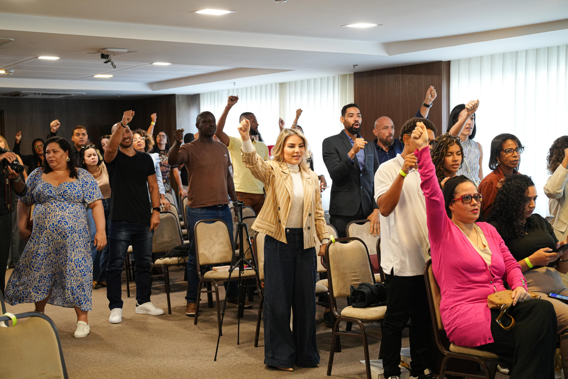 Participantes celebrando durante encontro do Método LIDI